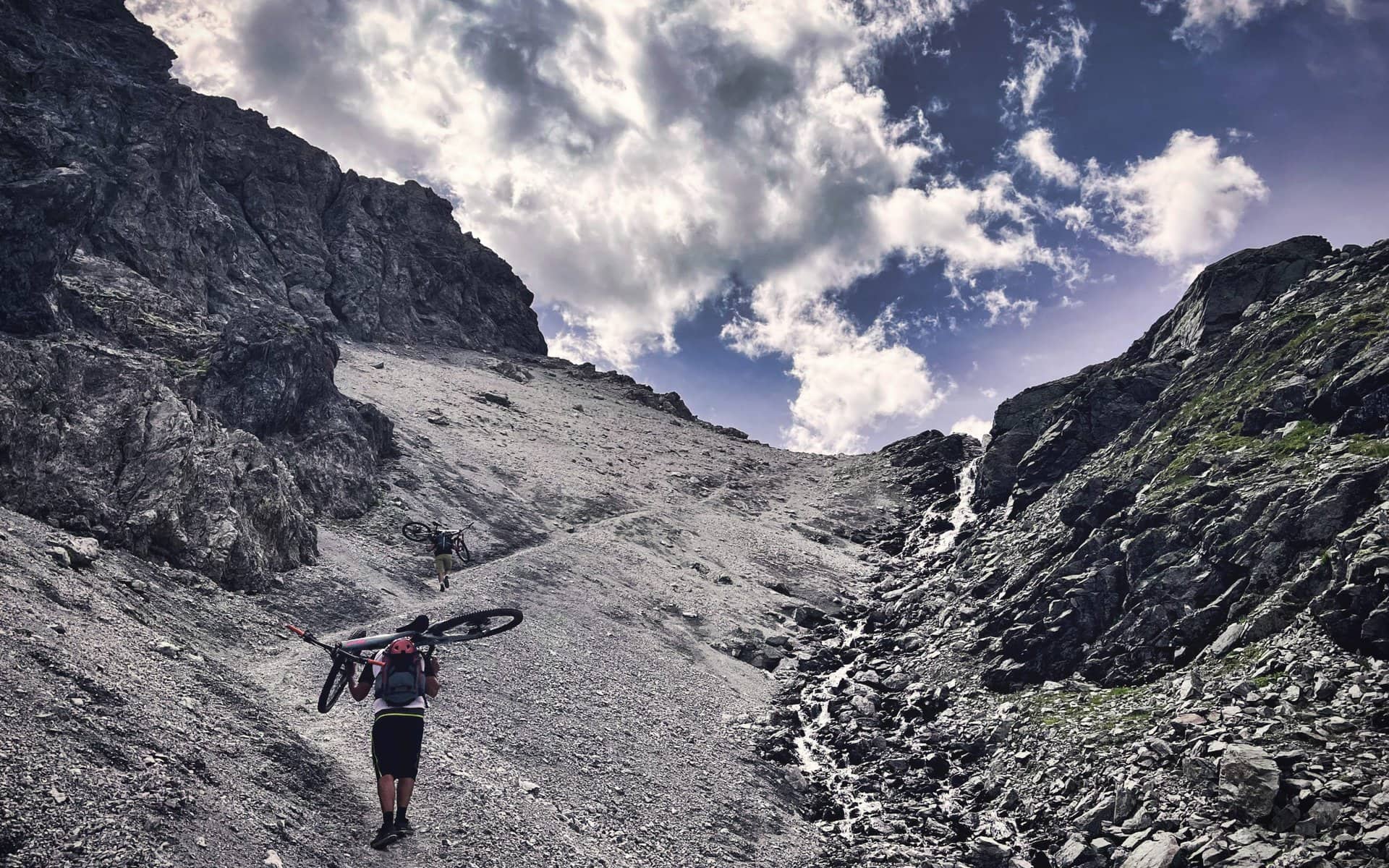 Tragepassage-Sesvennascharte Wanderweg hinauf zur Sesvennascharte