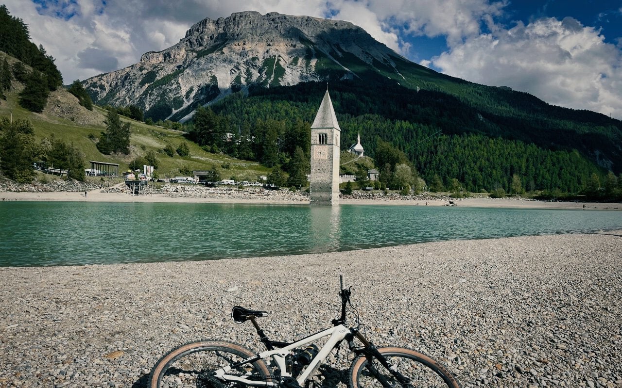 Mountainbiken im Vinschgau: Das Zentrum für den Bike Tourismus liegt inzwischen am Reschensee.